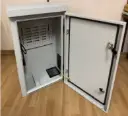 [IFL-IFT-6040-25AV] Gabinete para exterior 60x49x25cm, ventilado, con accesorios de montaje en poste y pared, ventilador. Iflux